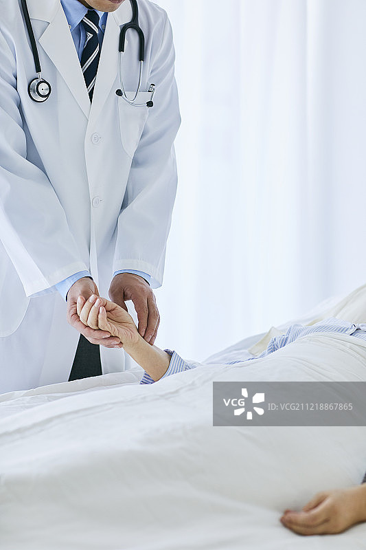 日本医生正在给病人看病图片素材