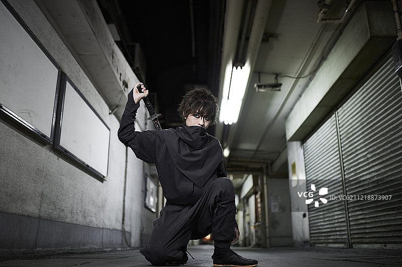 夜晚东京街头的日本忍者图片素材