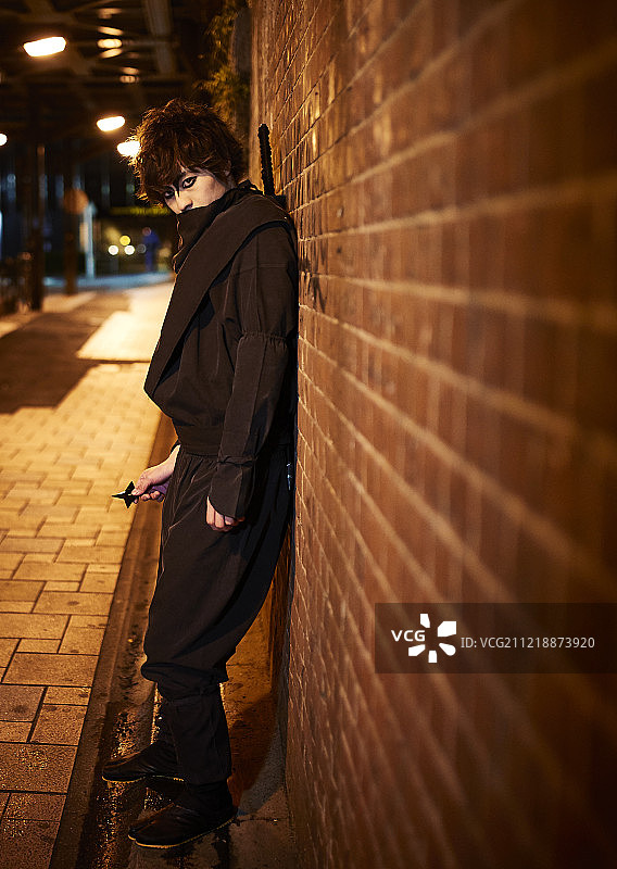 夜晚东京街头的日本忍者图片素材