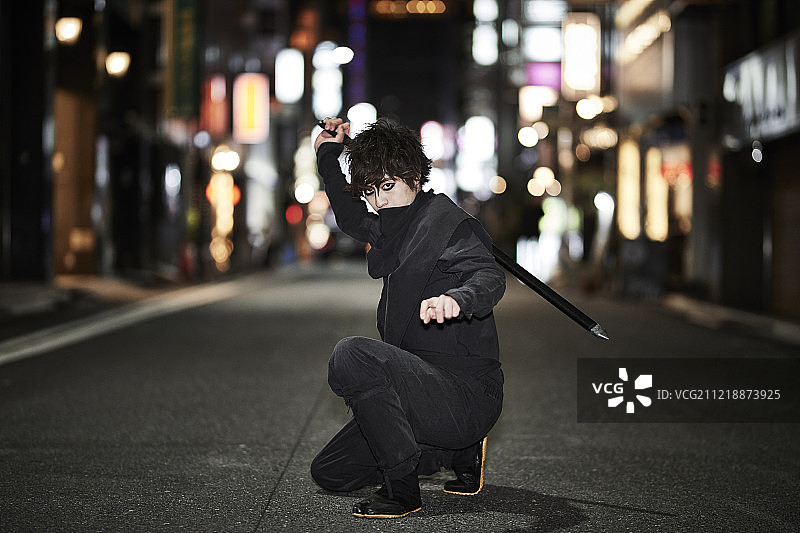 夜晚东京街头的日本忍者图片素材