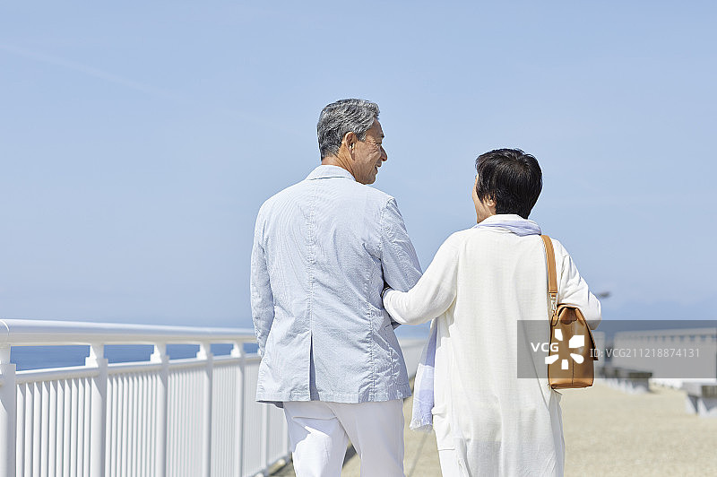 一对日本老年夫妇在海边玩图片素材