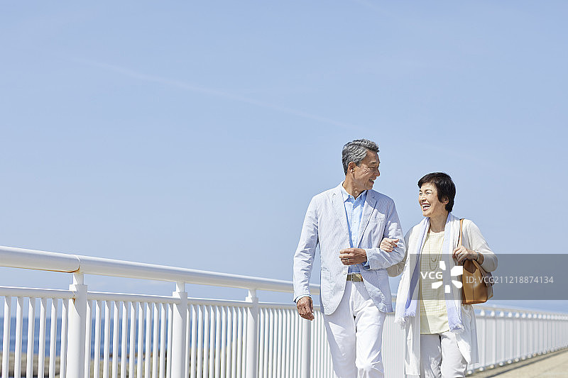 一对日本老年夫妇在海边玩图片素材