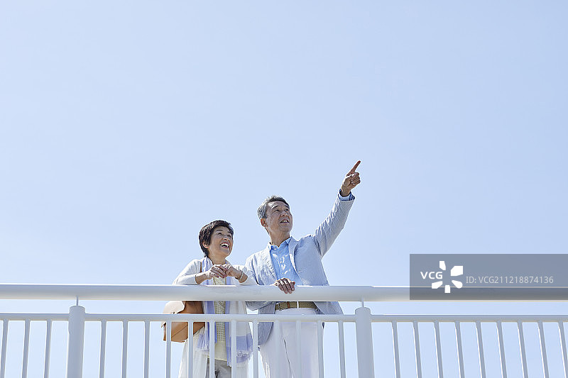一对日本老年夫妇在海边玩图片素材