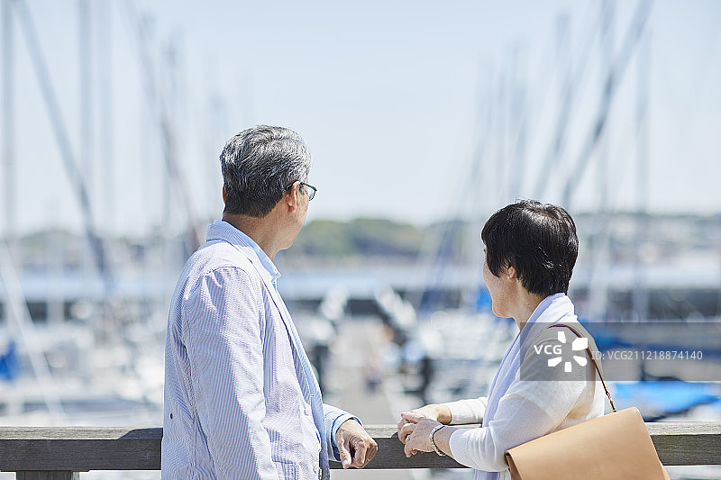 一对日本老年夫妇在海边玩图片素材