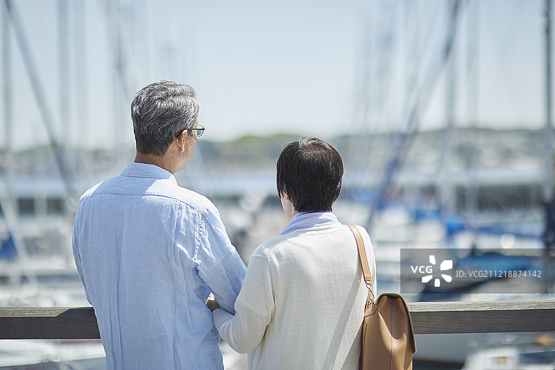 一对日本老年夫妇在海边玩图片素材