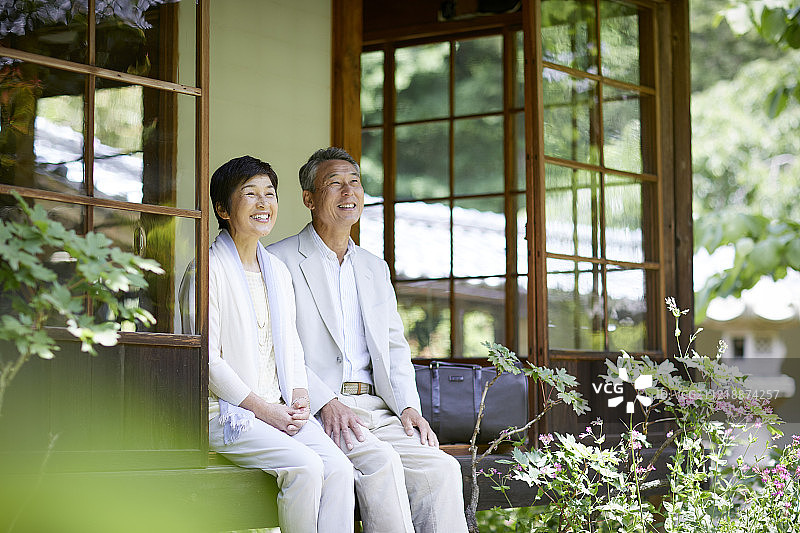 日本老年夫妇在传统旅馆享受乐趣图片素材