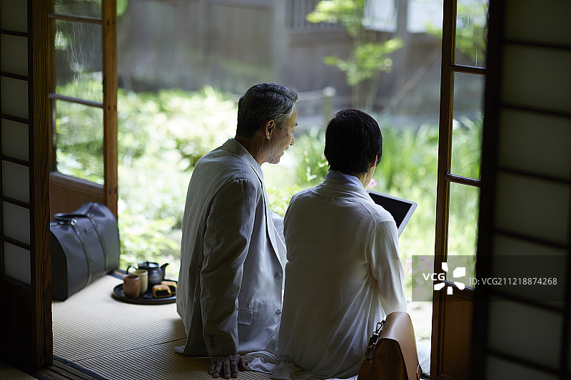 日本老年夫妇在传统旅馆享受乐趣图片素材