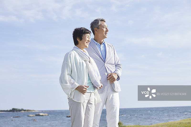 一对日本老年夫妇在海边玩图片素材