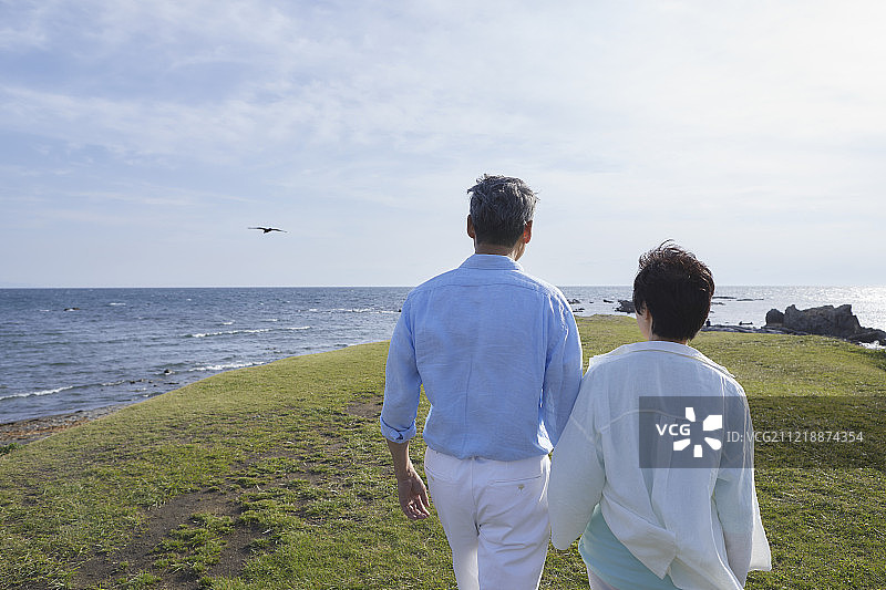 一对日本老年夫妇在海边玩图片素材