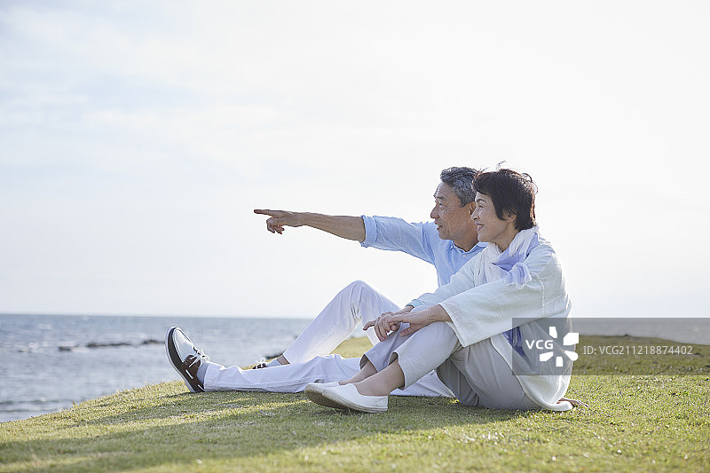 一对日本老年夫妇在海边玩图片素材