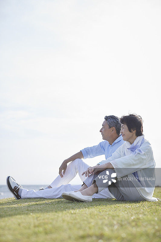 一对日本老年夫妇在海边玩图片素材