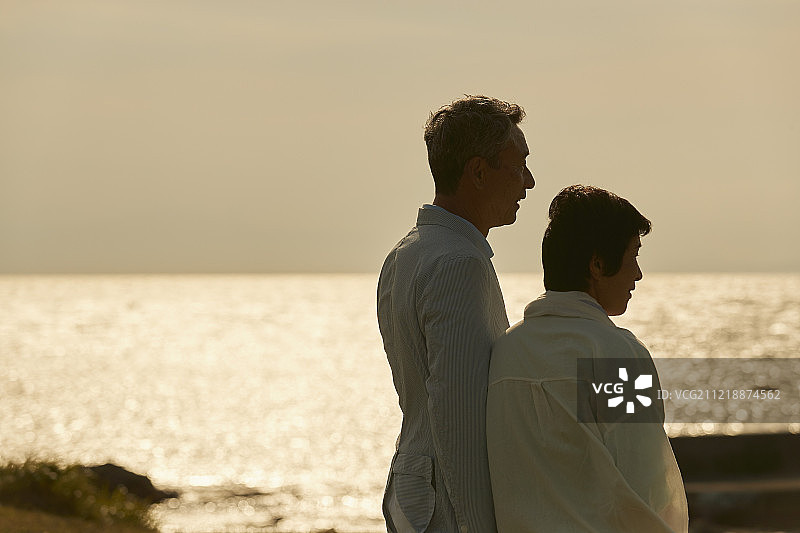 一对日本老年夫妇在海边玩图片素材