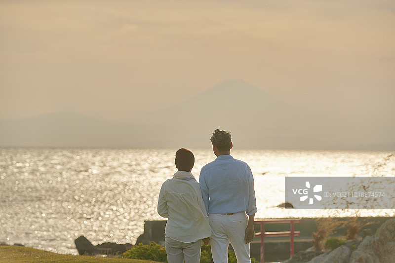 一对日本老年夫妇在海边玩图片素材