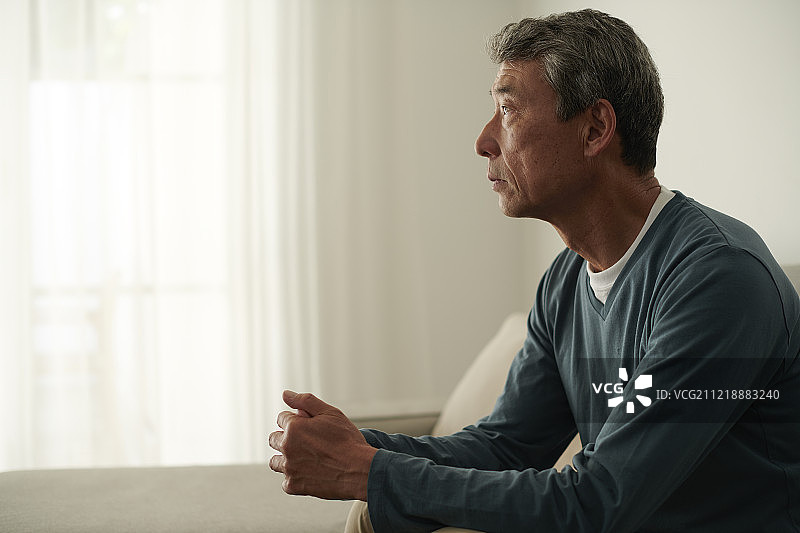 沙发上的日本老年男人图片素材