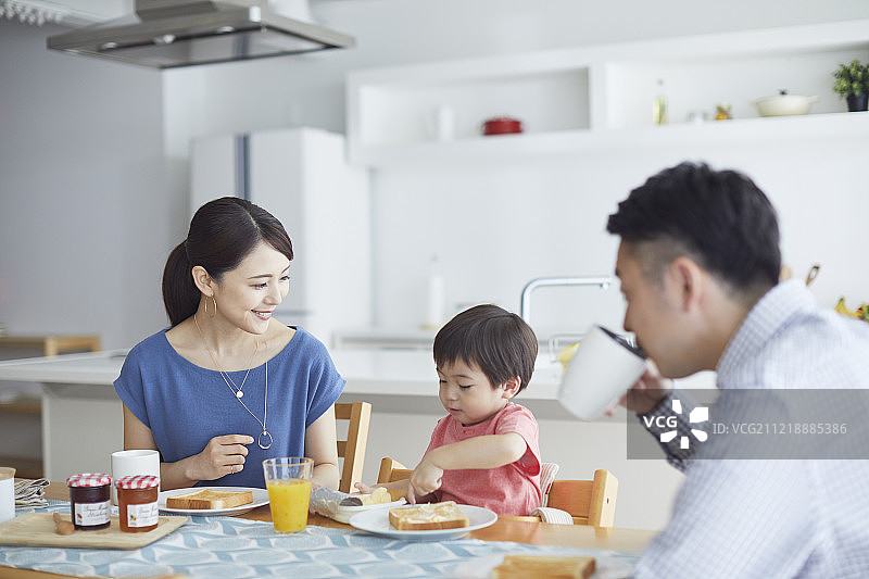 在厨房里的日式家庭图片素材