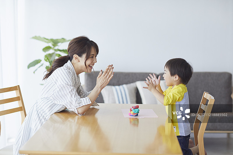 日本母亲和孩子玩耍图片素材