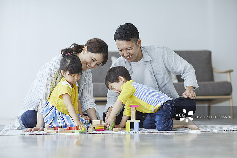 日本家庭在客厅图片素材