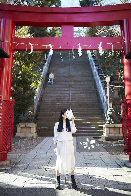 戴狐狸面具的年轻日本女人图片素材