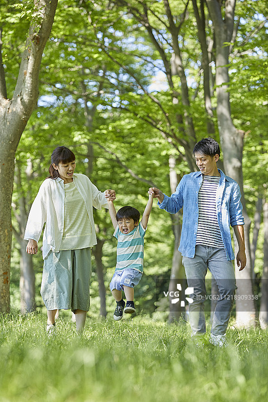 在公园里的日本家庭图片素材