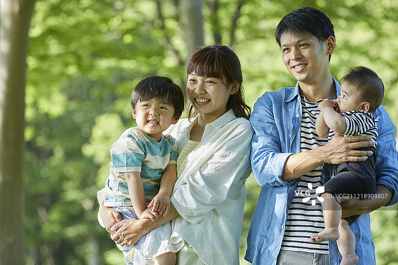 公园里的日本家庭图片素材