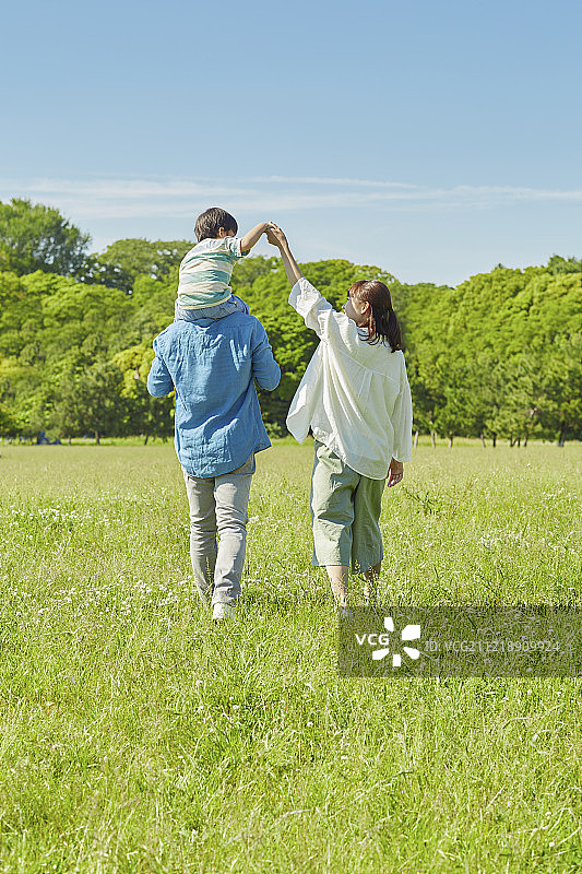 在公园里的日本家庭图片素材