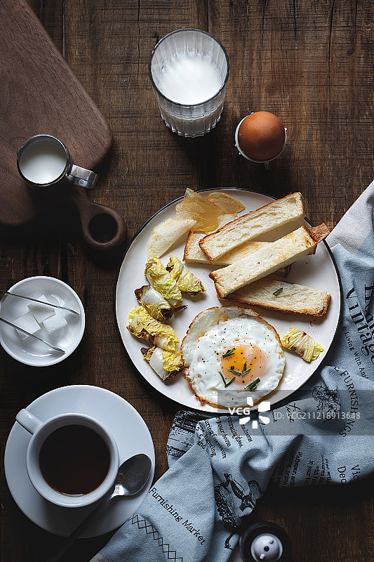 早餐牛奶煎蛋和面包图片素材
