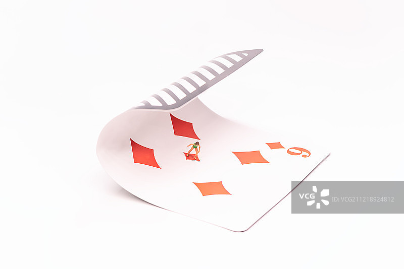 扑克牌和人偶模型创意大海冲浪图片素材