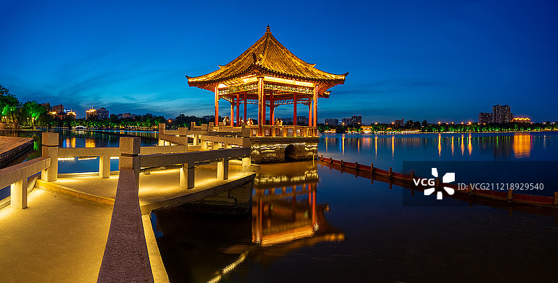 傍晚大明湖图片素材