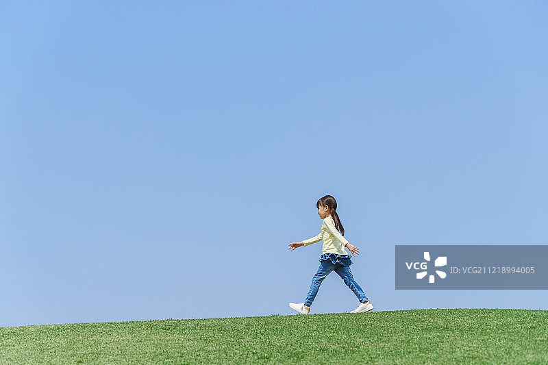 年轻的日本女孩和蓝天图片素材