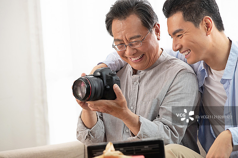 快乐父子看照相机图片素材