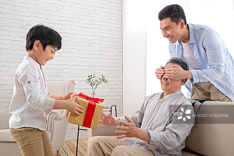 孩子给祖父送礼物图片素材