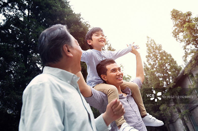 祖孙三人户外玩耍图片素材
