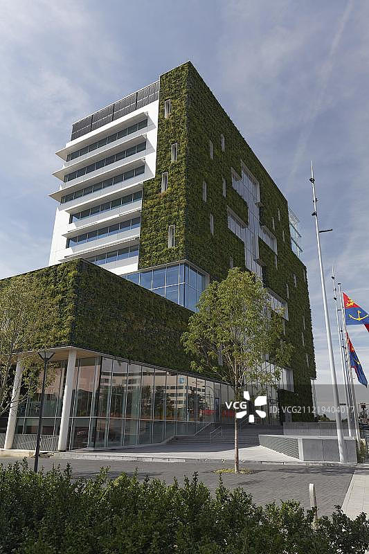 带有植物外墙的公共建筑：荷兰芬洛新市政厅图片素材