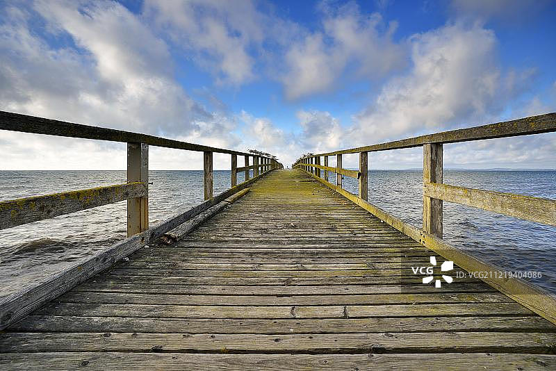 德国梅克伦堡-前波美拉尼亚吕根岛萨斯尼茨的旧木制码头图片素材