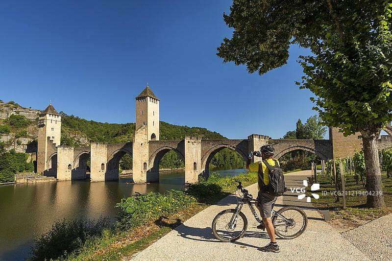 圣地亚哥朝圣之路上的瓦朗特雷桥，法国欧西塔尼洛特省卡奥尔洛特河图片素材