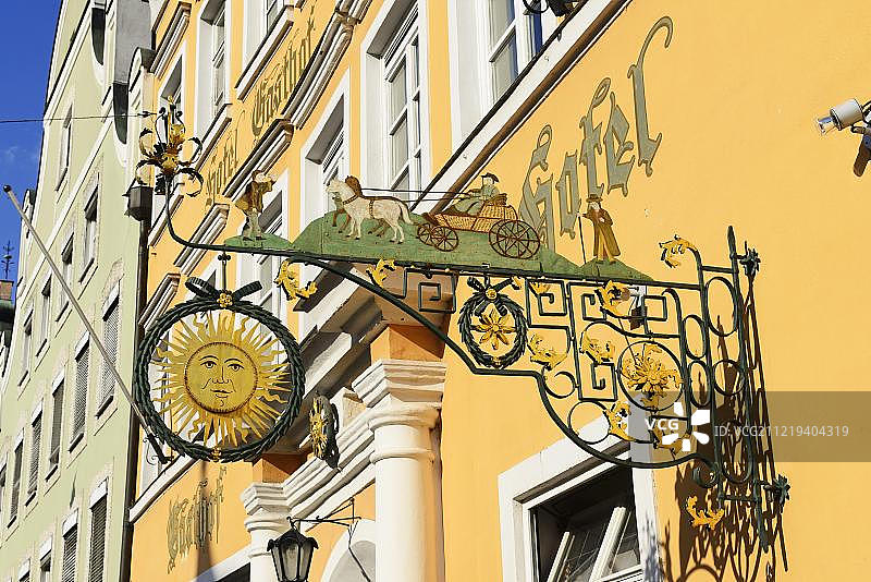 悬挂式商店招牌，德国巴伐利亚州兰茨胡特Sonne酒店图片素材
