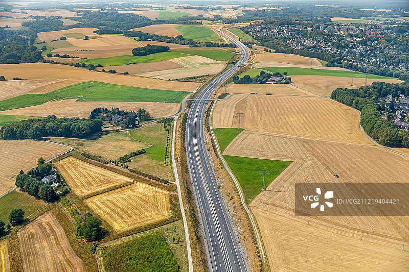 干旱导致提早收割的荒芜田地(A44高速公路旁,黑特斯海特,海利根豪斯,鲁尔区,北莱茵-威斯特法伦,德国,欧洲)图片素材
