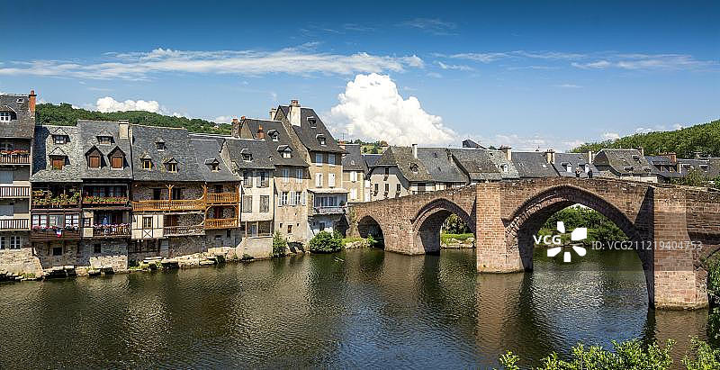 埃斯帕利永村，洛特河上的古桥，圣地亚哥-德孔波斯特拉朝圣之路，阿韦龙省，奥克西塔尼，法国，欧洲图片素材