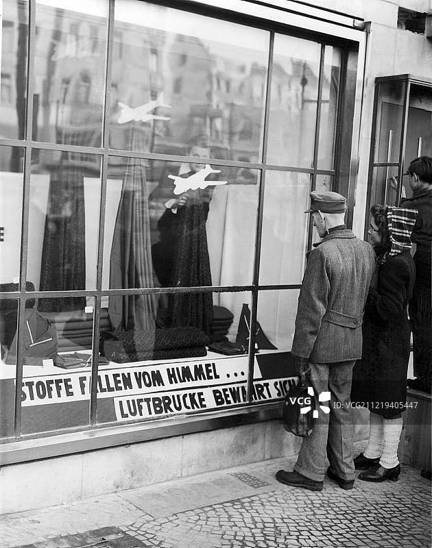 战后历史：展示1948年柏林封锁期间通过空运运来的纺织品，德国柏林图片素材