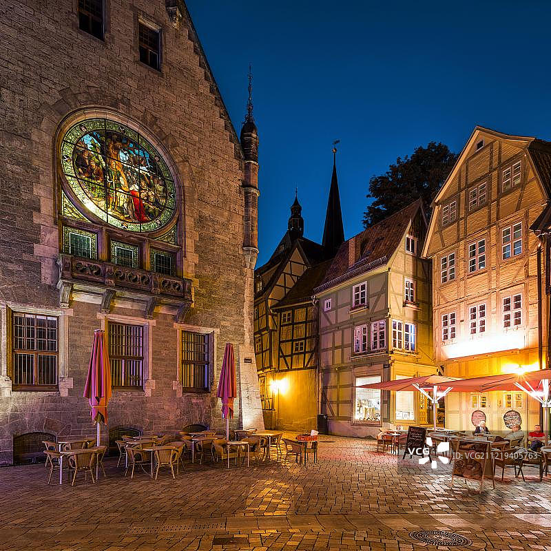 市政厅内带有彩绘玻璃的窗户,桁架结构房屋,夜景,联合国教科文组织世界遗产,奎德林堡,哈尔茨,萨克森-安哈尔特州,德国,欧洲图片素材