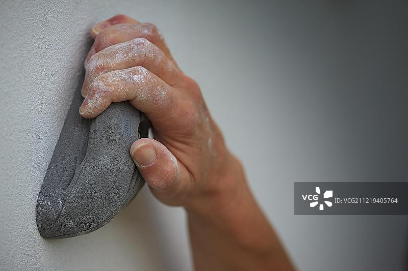 手握人造攀岩支点，攀岩运动象征图片，德国图片素材