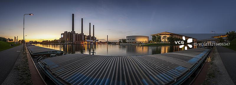 德国沃尔夫斯堡大众集团和汽车城的冷热电联产厂，位于米特兰运河，蓝色时刻全景图片素材