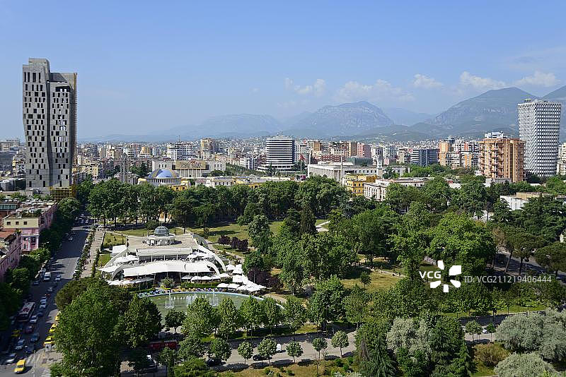 阿尔巴尼亚地拉那城市景观：里尼亚公园、斯坎德培广场与天空塔远眺图片素材