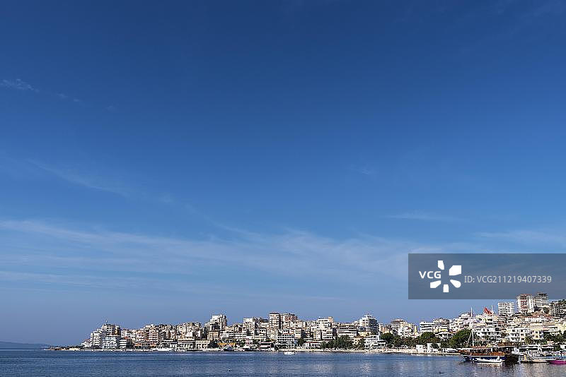 阿尔巴尼亚萨兰达城市景观，爱奥尼亚海图片素材