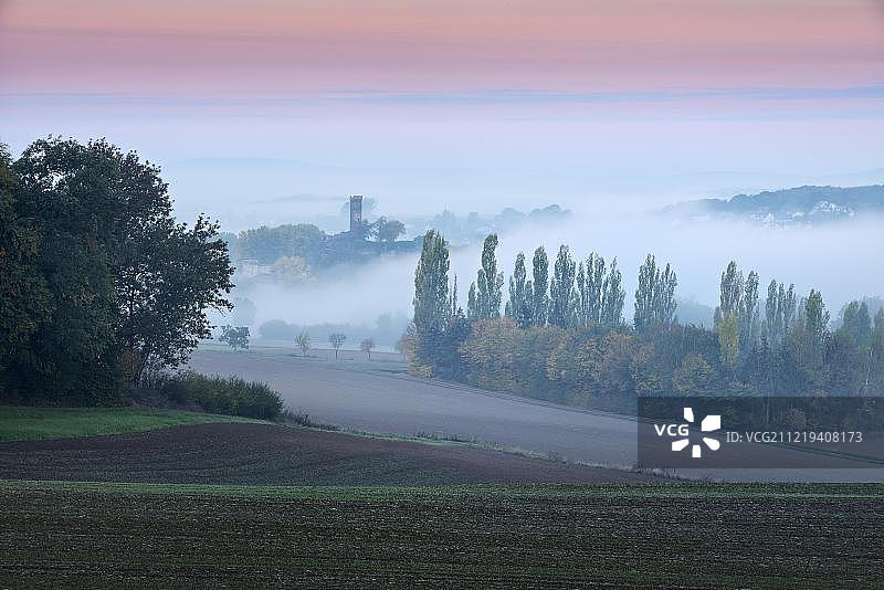 黑森州北部风景：晨雾与红色黎明， Altenburg遗址图片素材