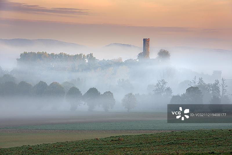 黑森州北部风景：晨雾与红色黎明， Altenburg遗址图片素材