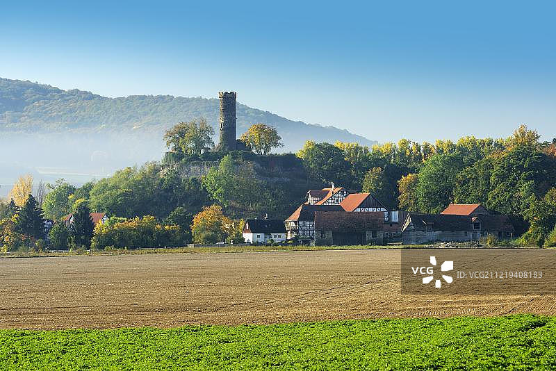 德国黑森州阿尔滕堡村城堡遗址秋季晨雾景观图片素材