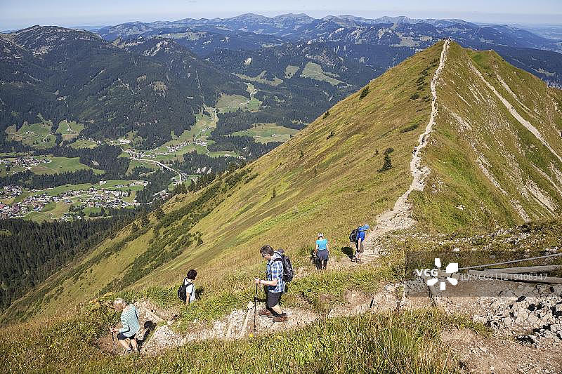 费尔霍恩峰与索勒科普夫峰之间的山脊徒步路线,阿尔高阿尔卑斯山脉后方,下方的里兹勒恩位于克莱因瓦尔瑟谷,奥伯斯多夫,上阿尔高,阿尔高,巴伐利亚,德国,欧洲图片素材