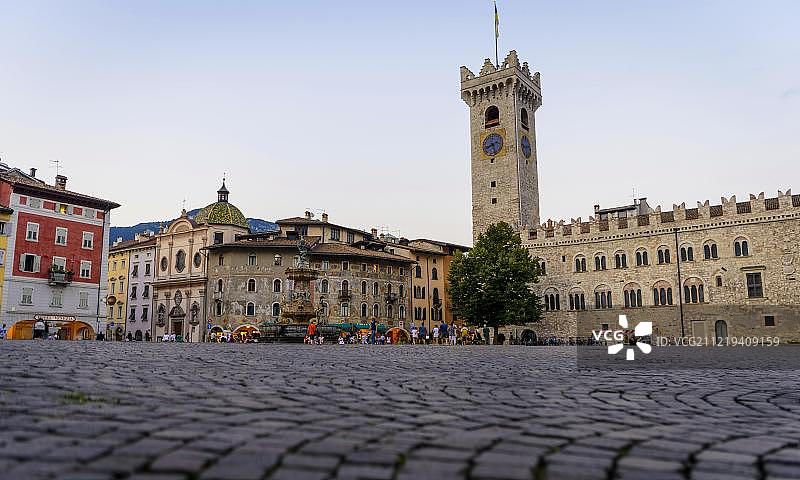 主教座堂广场，杜莫广场，海王星喷泉，特伦托旧城区，意大利图片素材