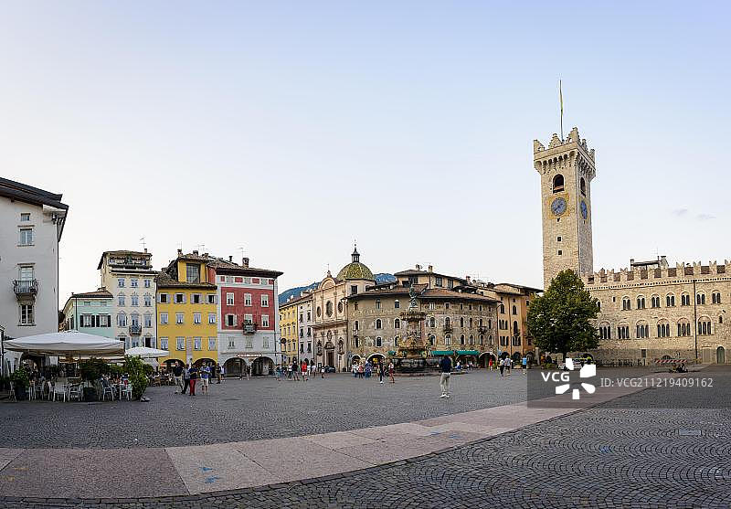 主教座堂广场，杜莫广场，海王星喷泉，特伦托旧城区，意大利图片素材